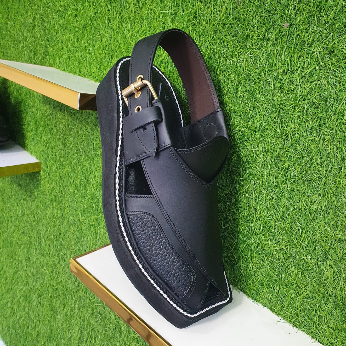 Attractive And Beautiful Design Of Kaptan Balck Chappal