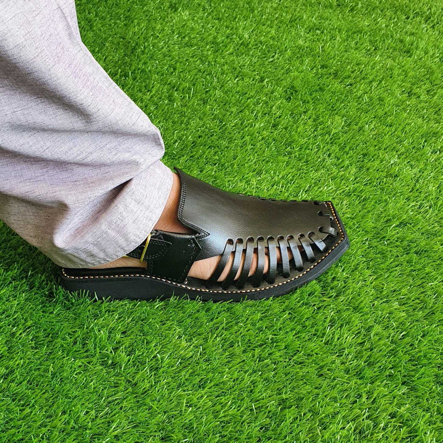 New Attractive Design Of Peshawari Chappal In Black Color Gul